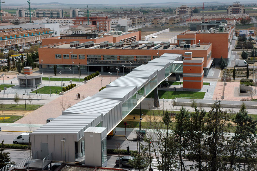 Exteriores de la Facultad de Medicina de Albacete.