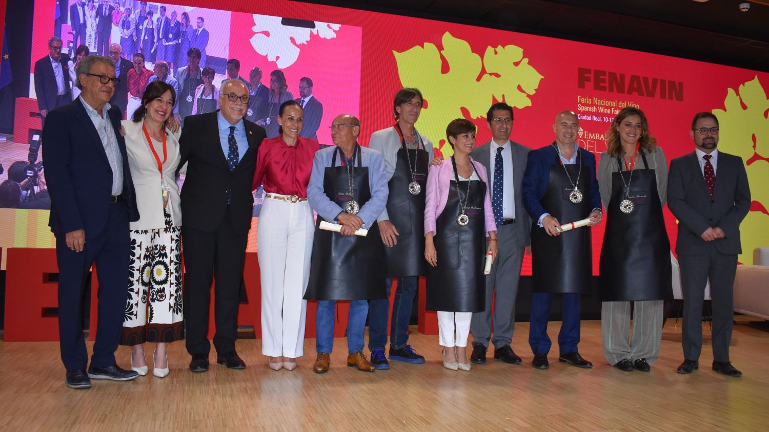 Isabel Rodrígez, en en centro junto al presidente de la Diputación de Ciudad Real, José Manuel Caballero.