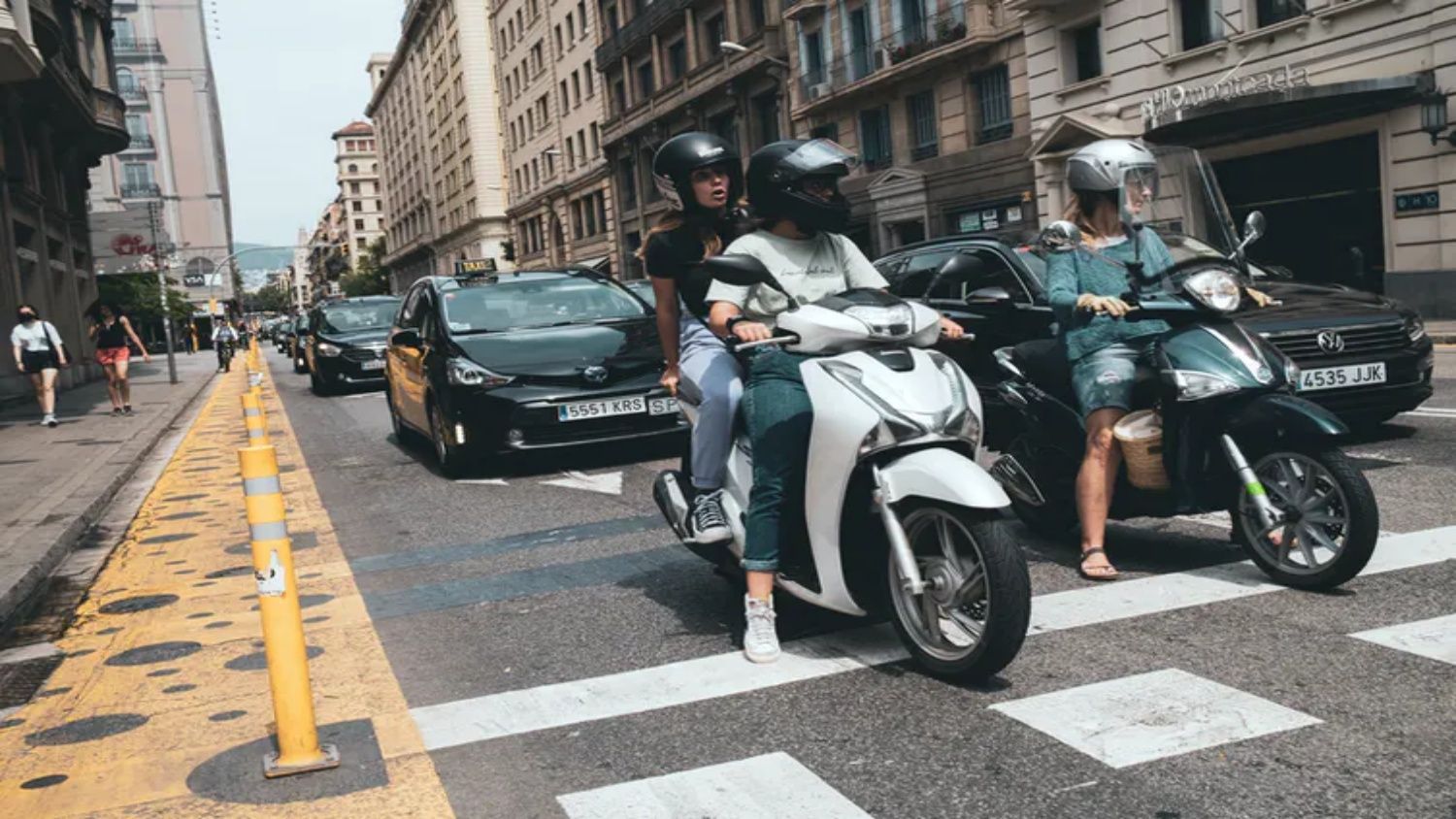 Aspecto de una calle de Barcelona el 5 de junio de 2022. Shutterstock / Juan Gordillo