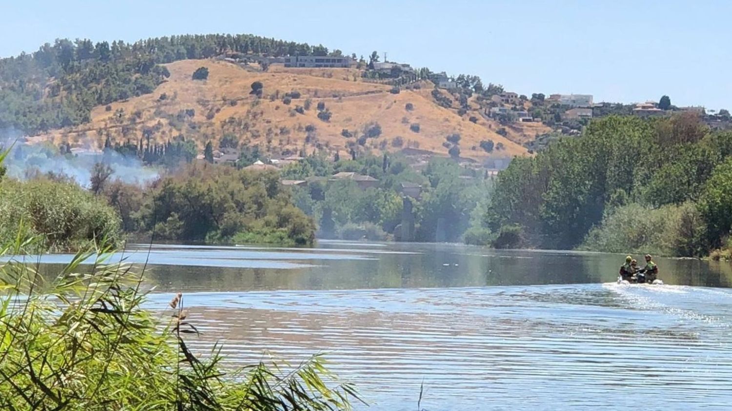 Incendio en la la isla del Tajo cercana a La Peraleda en Toledo.