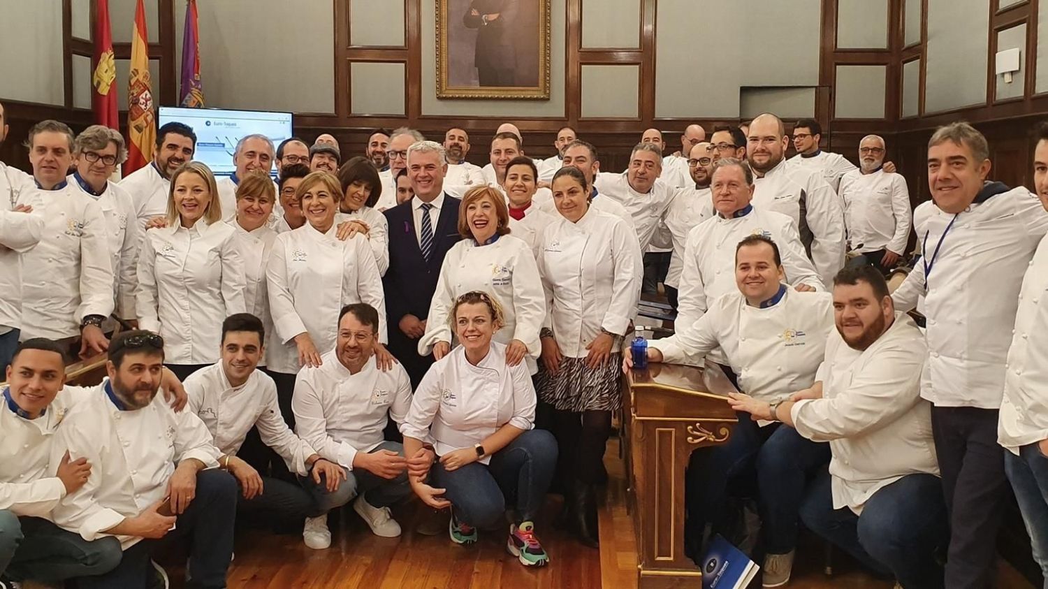 El presidente de la Diputación de Guadalajara, José Luis Vega, con cocineros.