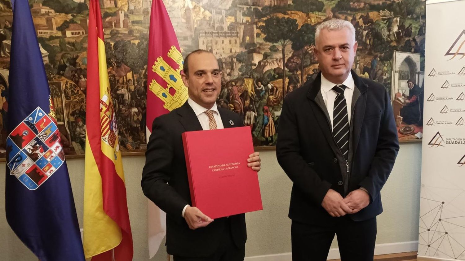 Pablo Bellido, junto al presidente de la Diputación de Guadalajara, José Luis Vega.