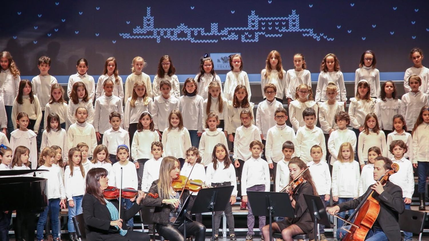 Cerca de 200 alumnos de la Escuela Municipal de Música protagonizan el pregón de Navidad en el Teatro de Rojas de Toledo.