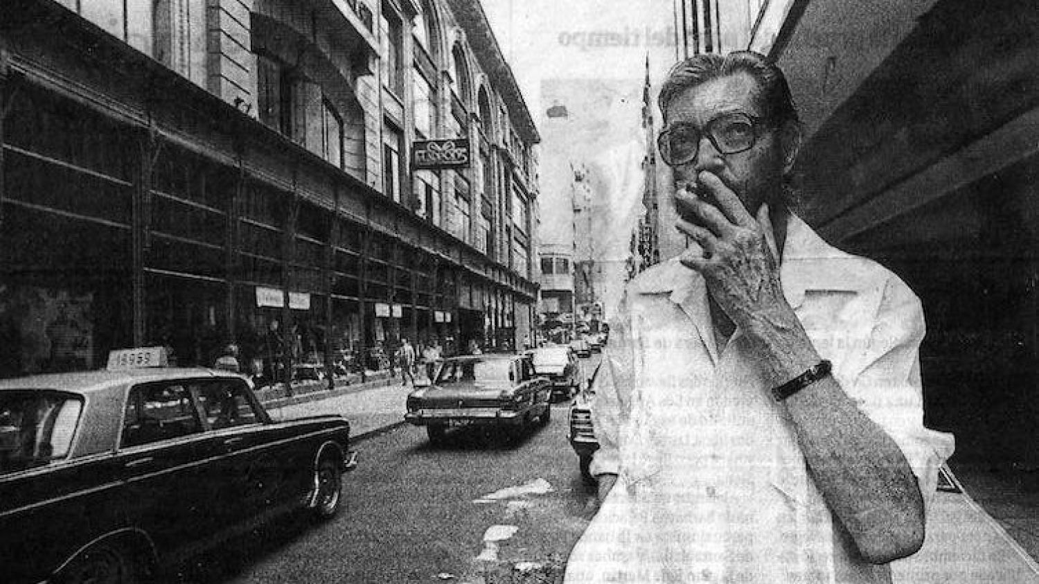 El escritor argentino Julio Cortázar en Buenos Aires tras 10 años de exilio. Wikimedia Commons