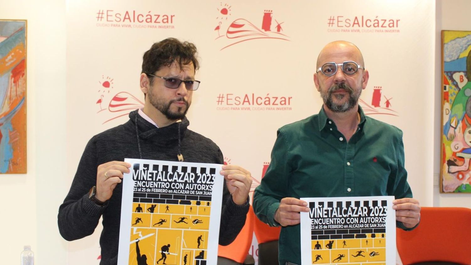 El presidente del Patronato Municipal de Cultura, Mariano Cuartero, y el dibujante alcazareño, Bruno Redondo.