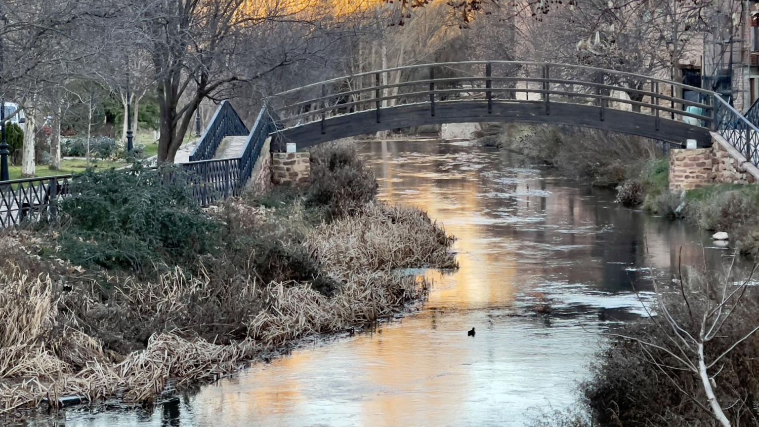 Helada de un río afectado por las bajas temperaturas con motivo del día más frío del año, a 21 de enero de 2023, en Molina de Aragón, Guadalajara.