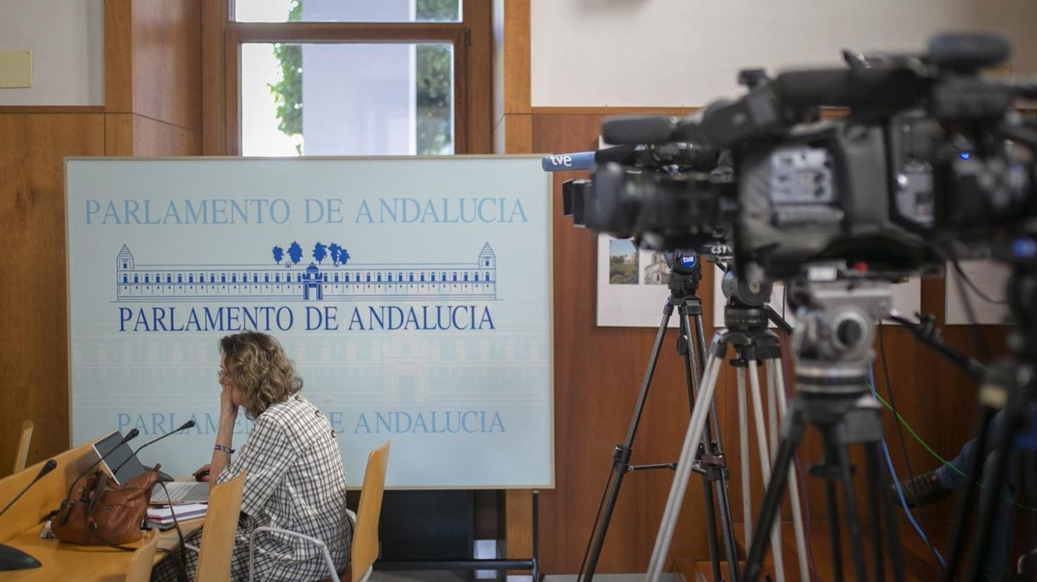 Periodistas toman nota durante una rueda de prensa.