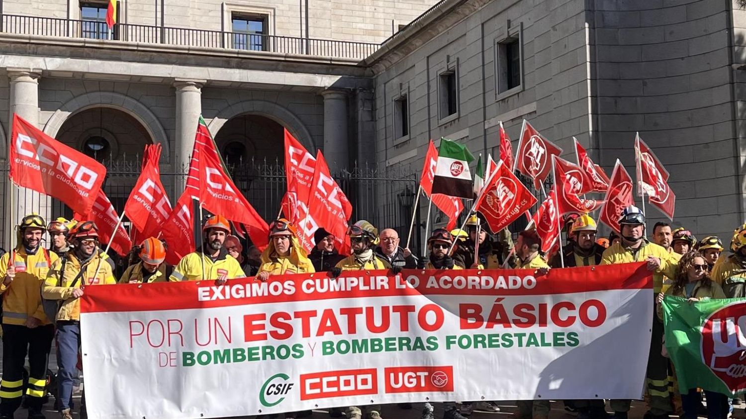 Parte de los bomberos forestales que, en la mañana del 28 de febrero, se han concentrado delante del MITECO.