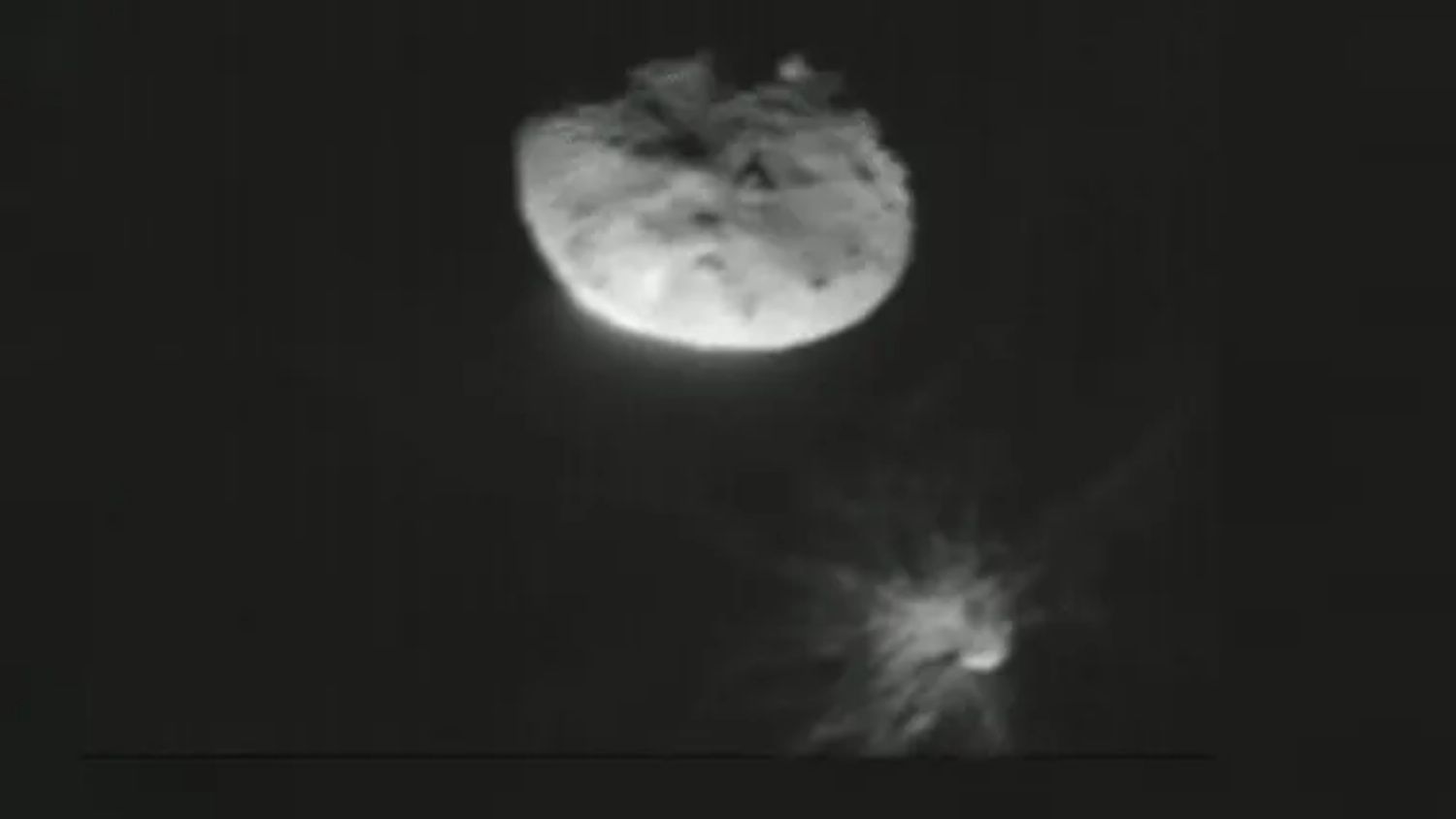 Imagen del sistema binario Didymos obtenida por la cámara LUKE del cubesat LICIACube de la Agencia Espacial Italiana (ASI), capturadas justo después del impacto de la nave espacial Double Asteroid Redirect Test (DART) de la NASA con el asteroide Dimorphos