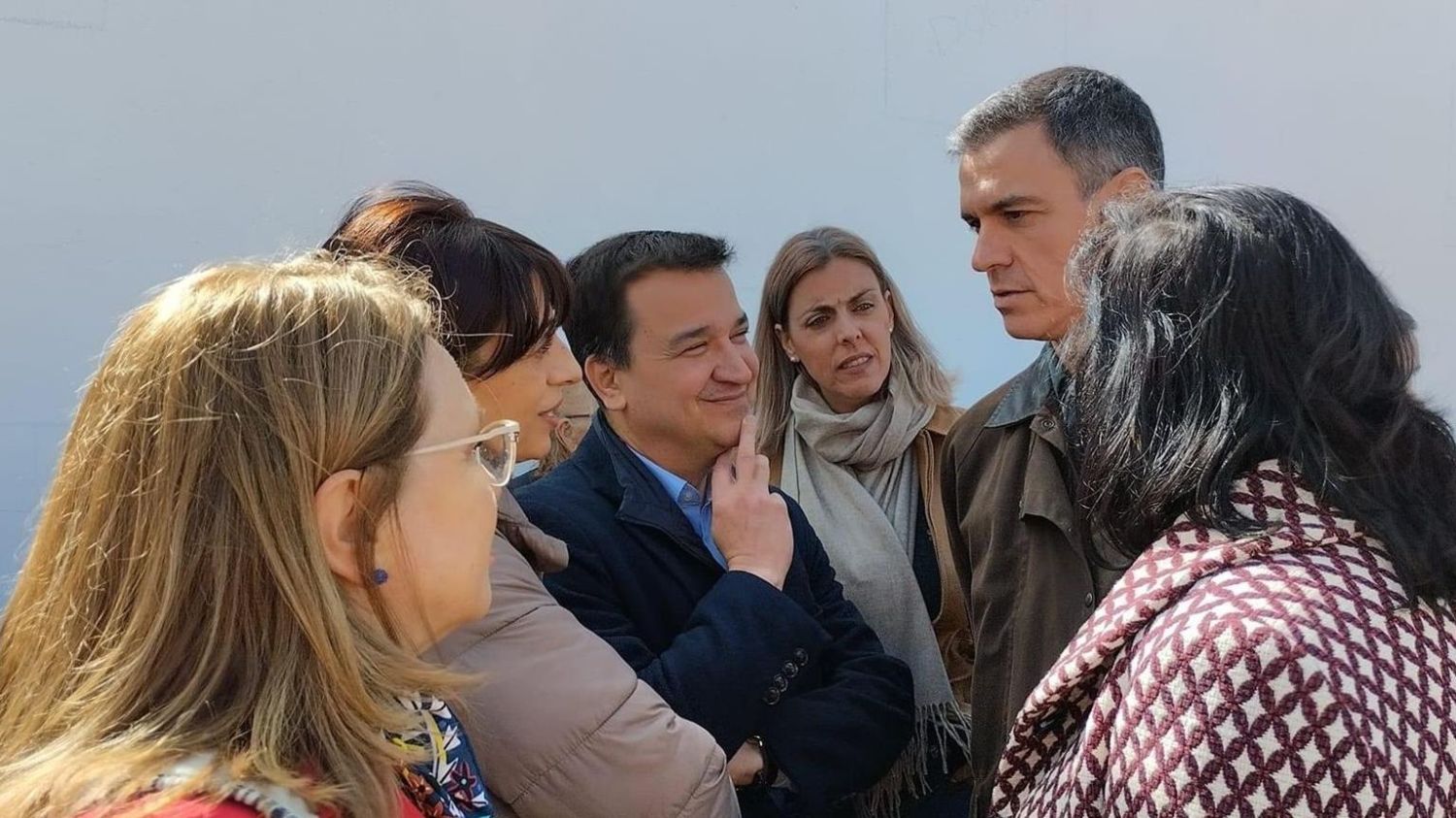 Pedro Sánchez junto a Francisco Martínez Arroyo en Azután (Toledo).