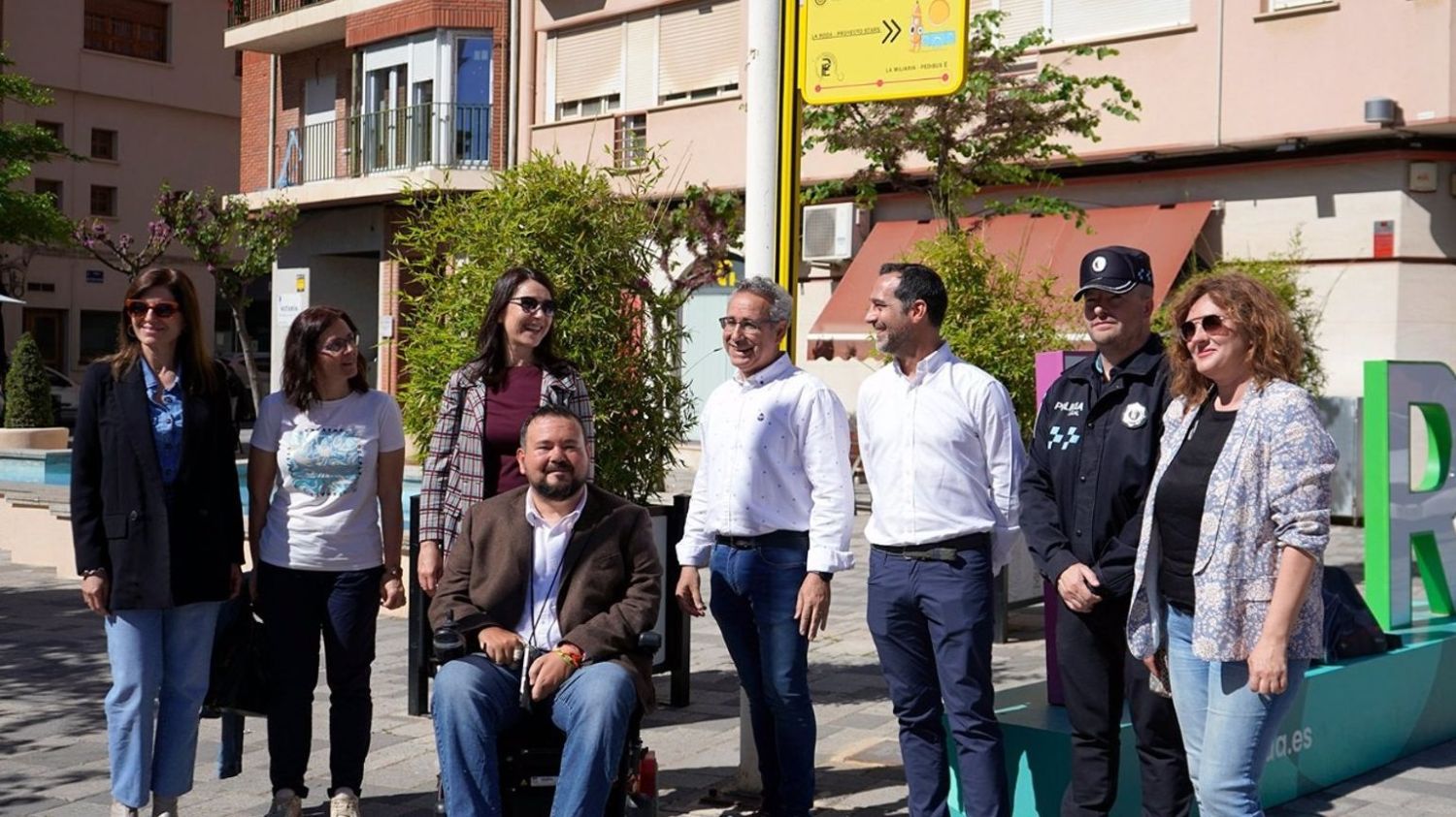 La jefa provincial de Tráfico, Cruz Hernando, visitando La Roda junto a su alcalde, Juan Ramón Amores.