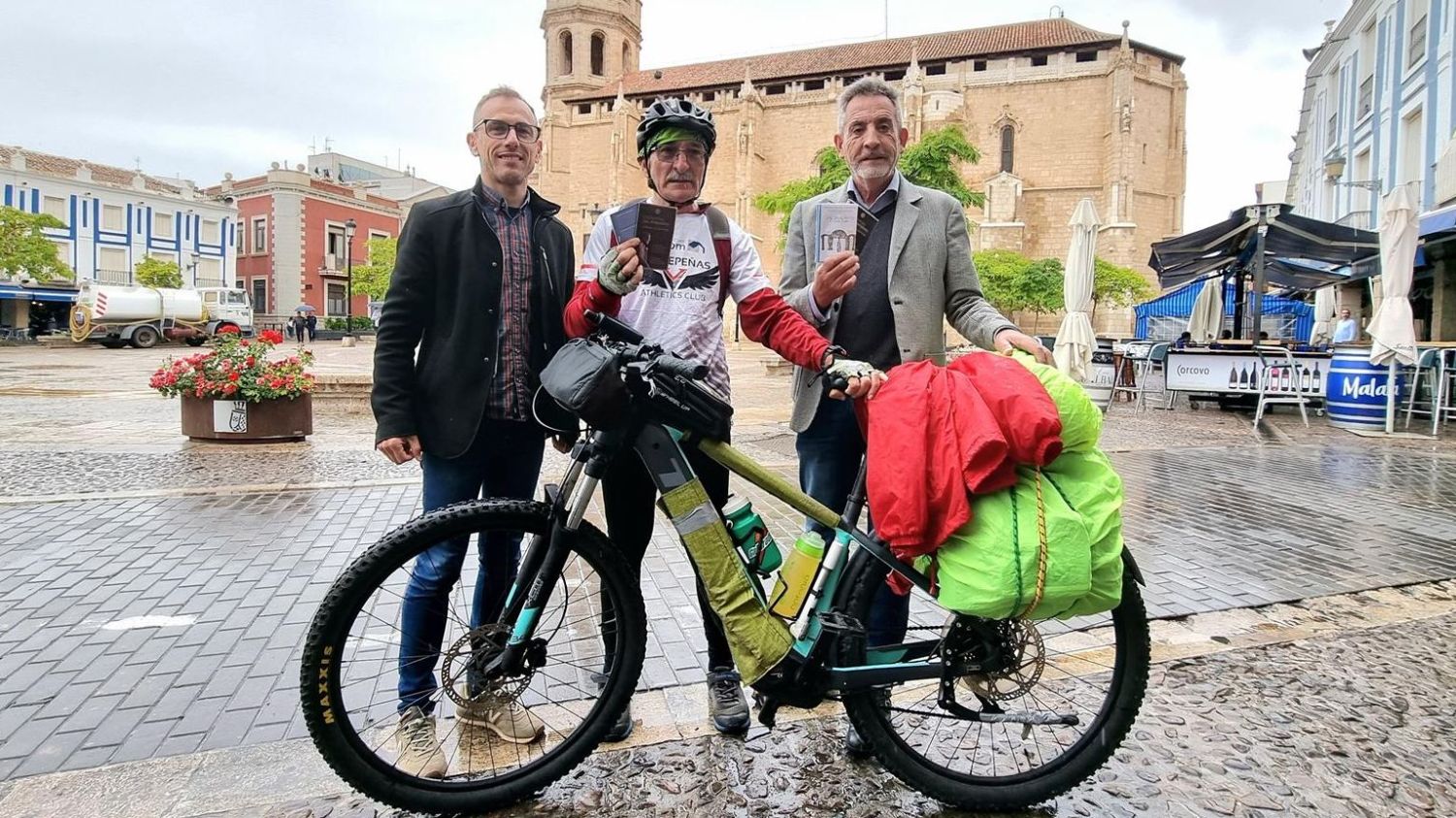 Jesús Martín recibe en su llegada al veterano deportista Manuel Novés