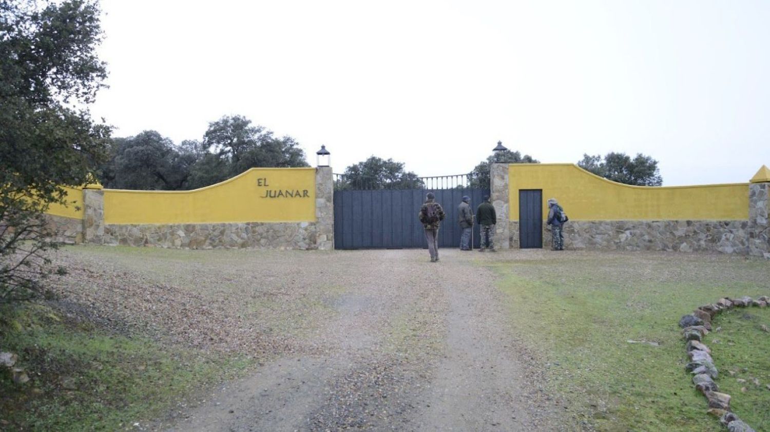 Puerta privada que impide el acceso al camino público de Solana del Pino a Cabezarrubias del Puerto