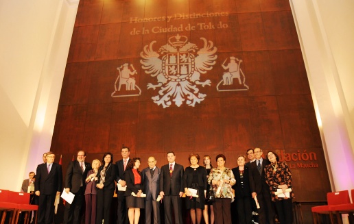 Foto de familia de todos los premiados en el acto solemne en el Día de Toledo.