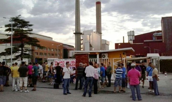 PROTESTA A LAS PUERTAS DE LA EMPRESA.