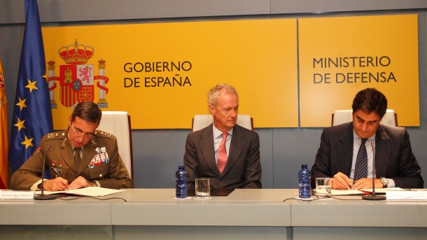 José Ignacio Echániz (dcha.) en la firma de un convenio con el Ministerio de Defensa